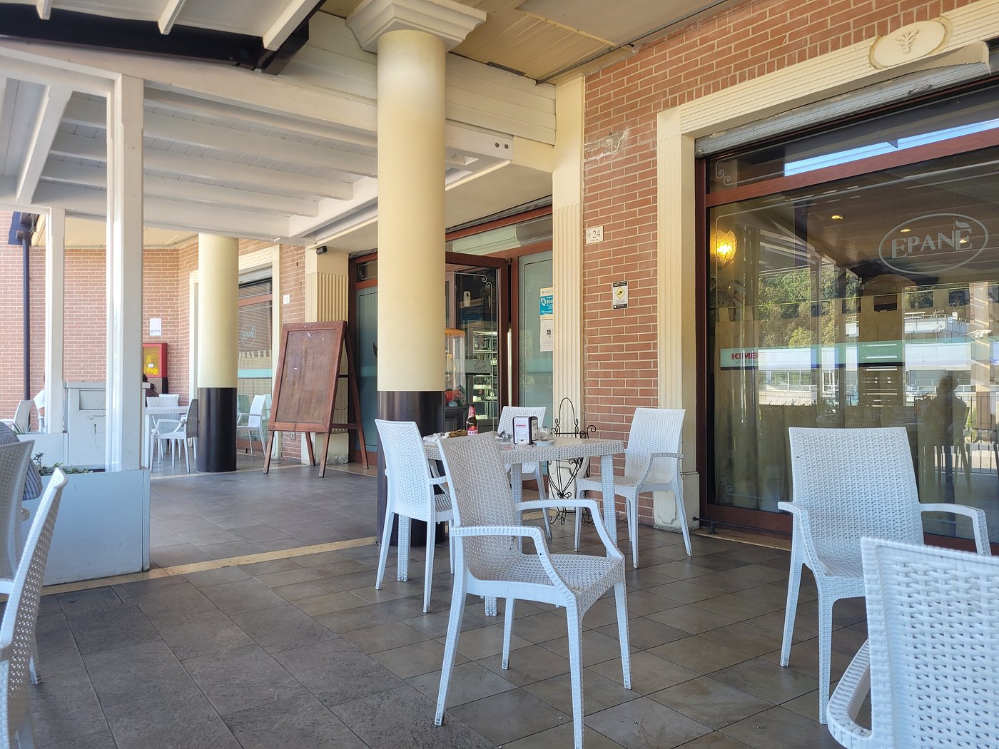 Dehors esterno con tavoli di Epanè