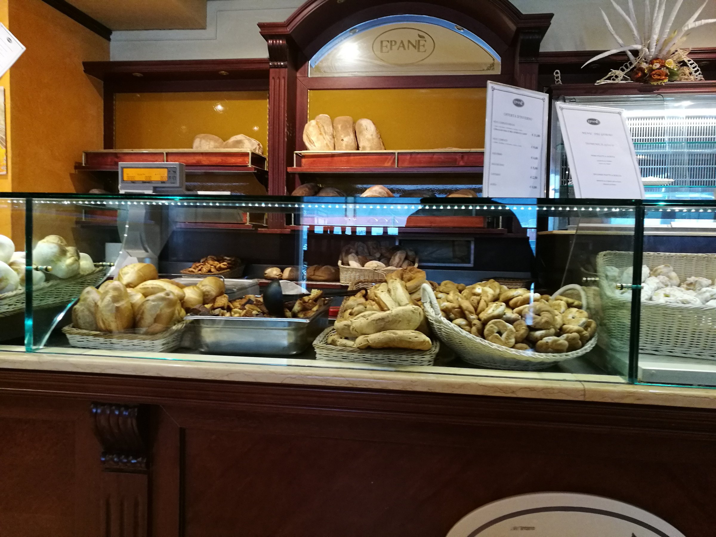Banco del pane e prodotti da forno di Epanè